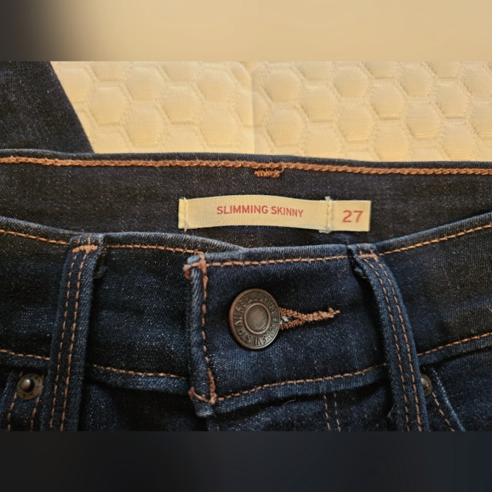 Levi's Slimming Skinny, Size 27, Never Worn